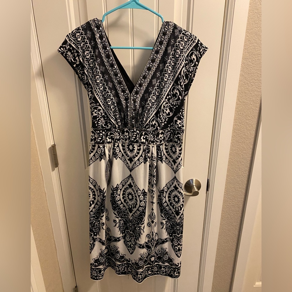 IXE Dress 12 Black White Stretch Beaded Sequin Knee Length V-neck IVE Tie Back